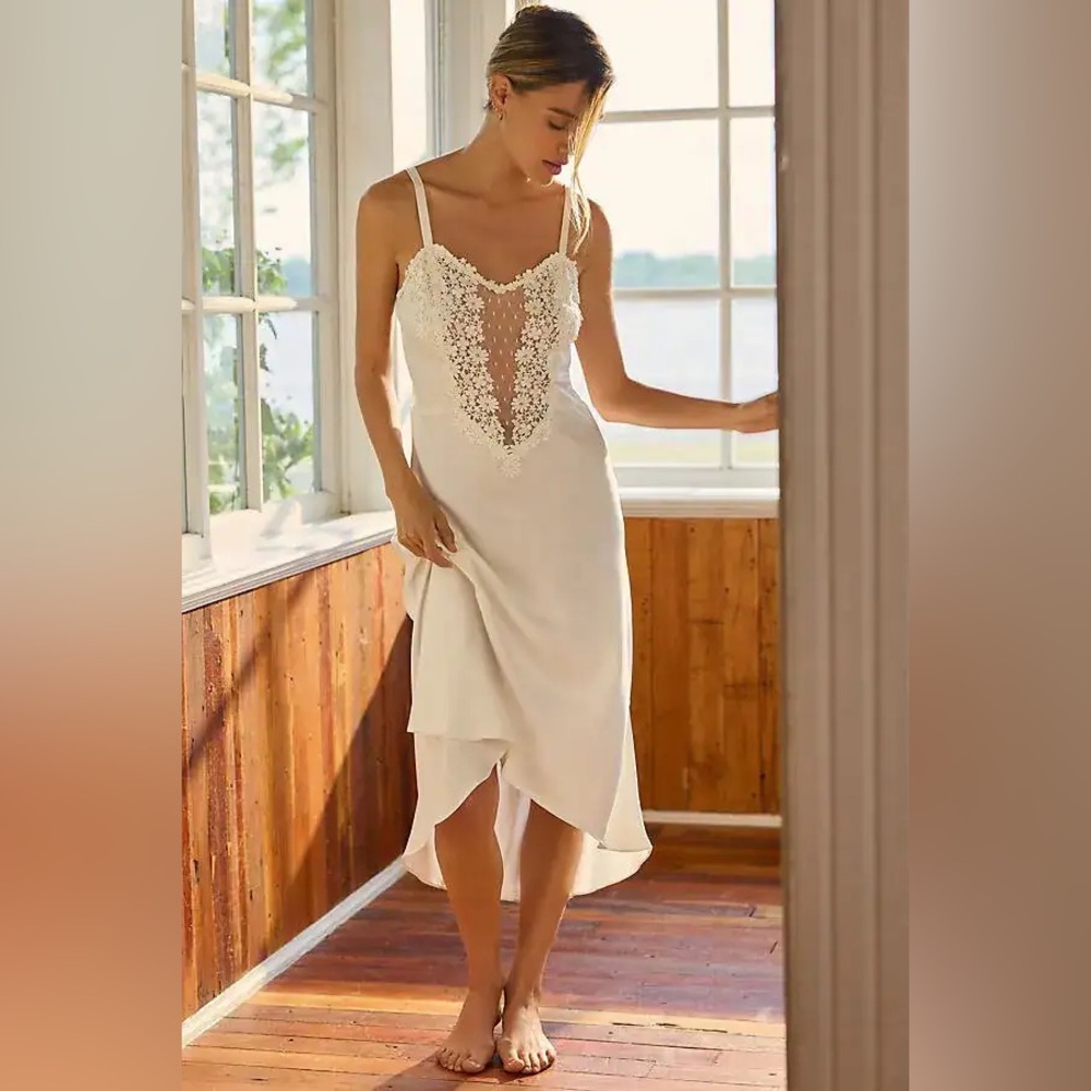 FLORA NIKROOZ SHOWSTOPPER FLORAL LACE SATIN LONG NIGHTGOWN White S